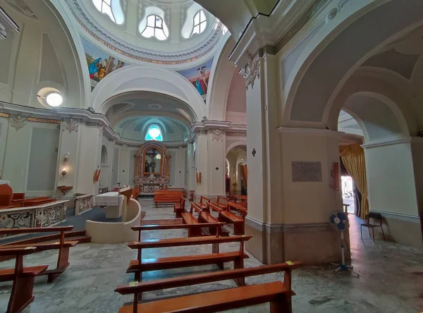 Procida, Campania, İtalya - 30 Eylül 2021: Piazza dei Martiri 'deki Santa Maria delle Grazie 17. yüzyıl kilisesinin içi