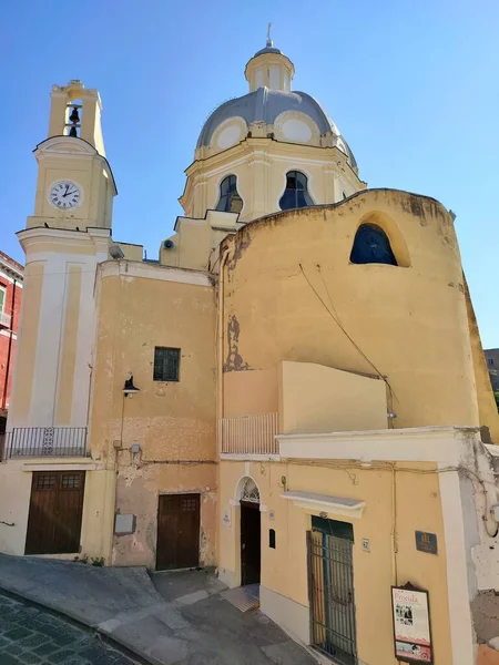 Procida, Campania, İtalya - 1 Ekim 2021: 17. yüzyıl Santa Maria delle Grazie Kilisesi Piazza dei Martiri