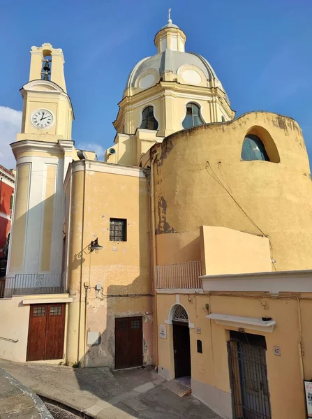 Procida, Campania, İtalya - 30 Eylül 2021 Santa Maria delle Grazie Kilisesi Piazza dei Martiri