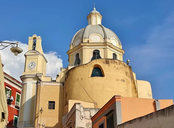 Procida, Campania, İtalya - 30 Eylül 2021 Santa Maria delle Grazie Kilisesi Piazza dei Martiri