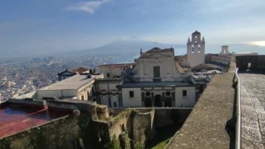 Napoli, Campania, İtalya - 10 Şubat 2022: 14. Yüzyıl Castel Sant 'Elmo' sunun şehre ve Napoli Körfezi 'ne bakış açısı Vomero Tepesi' nin tepesinden