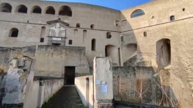 Napoli, Campania, İtalya - 10 Şubat 2022: Vomero Tepesi 'nin tepesinden şehre hükmeden 14. yüzyıl Castel Sant' Elmo 'sunun genel görünümü
