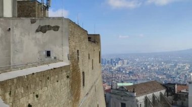 Napoli, Campania, İtalya - 10 Şubat 2022: 14. Yüzyıl Castel Sant 'Elmo' sunun şehre ve Napoli Körfezi 'ne bakış açısı Vomero Tepesi' nin tepesinden