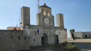 Napoli, Campania, İtalya - 10 Şubat 2022: 14. yüzyıl Castel Sant 'Elmo' sunun terasında bulunan Piazza d 'Armi' ye bakış