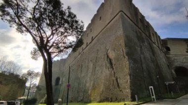 Napoli, Campania, İtalya - 10 Şubat 2022: Castel Sant 'Elmo giriş avlusundan Genel Bakış