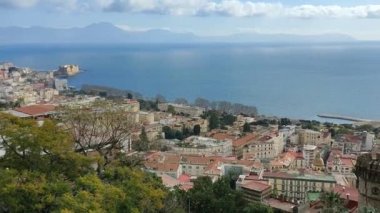 Napoli, Campania, İtalya - 10 Şubat 2022: Villa Floridiana 'nın bakış açısından Napoli Körfezi' ne panoramik bir bakış