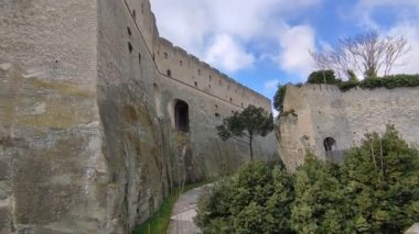 Napoli, Campania, İtalya - 10 Şubat 2022: Vomero Tepesi 'nin tepesinden şehre hükmeden 14. yüzyıl Castel Sant' Elmo 'sunun genel görünümü