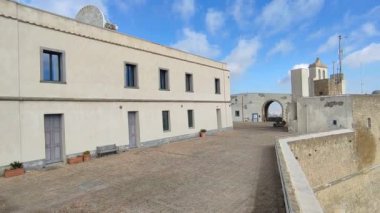 Napoli, Campania, İtalya - 10 Şubat 2022: 14. Yüzyıl Castel Sant 'Elmo' sunun şehre ve Napoli Körfezi 'ne bakış açısı Vomero Tepesi' nin tepesinden