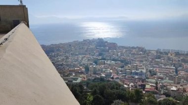 Napoli, Campania, İtalya - 10 Şubat 2022: 14. Yüzyıl Castel Sant 'Elmo' sunun şehre ve Napoli Körfezi 'ne bakış açısı Vomero Tepesi' nin tepesinden