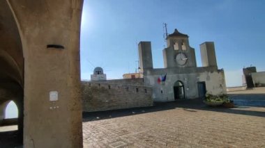 Napoli, Campania, İtalya - 10 Şubat 2022: 14. yüzyıl Castel Sant 'Elmo' sunun terasında bulunan Piazza d 'Armi' ye bakış