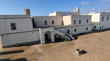 Napoli, Campania, İtalya - 10 Şubat 2022: 14. yüzyıl Castel Sant 'Elmo' sunun terasında bulunan Piazza d 'Armi' ye bakış