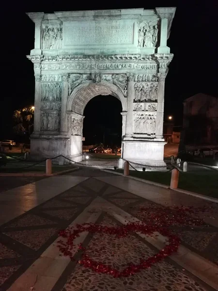 Benevento Campania Italy August 2017 Heart Drawn Red Rose Petals — Stock Photo, Image