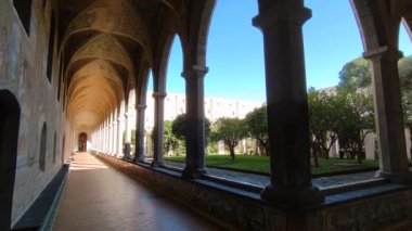 Napoli, Campania, İtalya - 22 Şubat 2022: 14. yüzyıldan kalma Santa Chiara anıtsal kompleksinin 18. yüzyıl manastırı