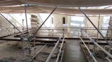 Napoli, Campania, İtalya - 22 Şubat 2022: Santa Chiara anıtsal kompleksinin arkeolojik kalıntılarının gözden geçirilmesi