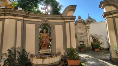 Napoli, Campania, İtalya - 22 Şubat 2022: San Gregorio Armeno anıtsal kompleksinin 16. yüzyıl manastırı 11. yüzyıla dayanmaktadır.