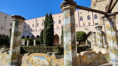 Napoli, Campania, İtalya - 22 Şubat 2022: 14. yüzyıldan kalma Santa Chiara anıtsal kompleksinin 18. yüzyıl manastırı