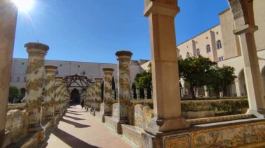 Napoli, Campania, İtalya - 22 Şubat 2022: 14. yüzyıldan kalma Santa Chiara anıtsal kompleksinin 18. yüzyıl manastırı