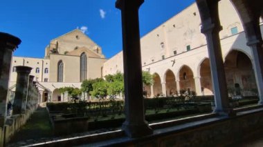 Napoli, Campania, İtalya - 22 Şubat 2022: 14. yüzyıldan kalma Santa Chiara anıtsal kompleksinin 18. yüzyıl manastırı