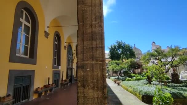 ナポリ カンパニア イタリア 2022年2月22日 11世紀に遡るサン グレゴリオ アルメニアの記念碑的な複合体の16世紀の回廊の概要 — ストック動画