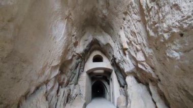 Napoli, Campania, İtalya - 25 Şubat 2022: Kripta Napoli 'nin Piedigrotta' daki Vergiliano Parkı 'ndaki girişine dikey bakış