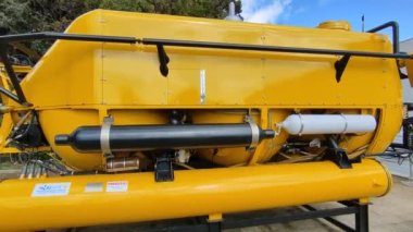 Napoli, Campania, İtalya - 25 Şubat 2022: Caracciolo kıyısındaki Villa Comunale 'deki Darwin Dohrn Müzesi' nin bahçesindeki Bağ manzarası