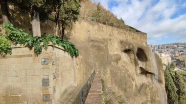 Napoli, Campania, İtalya - 25 Şubat 2022: Virgil ve Leopardi 'nin mezarlarını barındıran Piedigrotta' daki Vergiliano Park 'a Genel Bakış