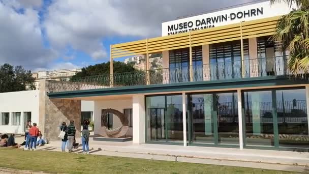 意大利坎帕尼亚那不勒斯 2022年2月25日 卡拉西洛海滨社区别墅达尔文多恩博物馆概览 — 图库视频影像