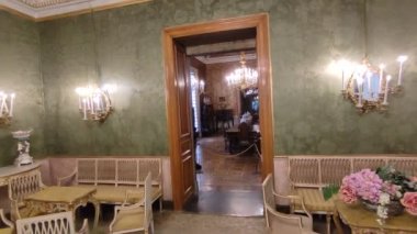 Napoli, Campania, İtalya - 28 Şubat 2022: Riviera di Chiaia 'daki 19. yüzyıl Villa Pignatelli' nin iç odaları