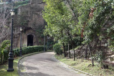 Napoli, Campania, İtalya - 25 Şubat 2022: Piedigrotta, Via Salita della Grotta 'daki Vergiliano Park' ın Yolu