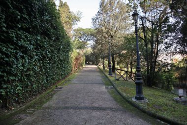 Napoli, Campania, İtalya - 25 Şubat 2022: Piedigrotta, Via Salita della Grotta 'daki Vergiliano Park' ın Yolu