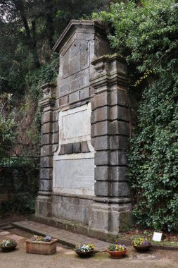 Napoli, Campania, İtalya - 25 Şubat 2022: Via Salita della Grotta 'da Virgil ve Leopardi' nin mezarlarına ev sahipliği yapan Piedigrotta 'daki Vergiliano Park' ta onyedinci yüzyıl aedikülü