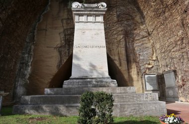 Napoli, Campania, İtalya - 25 Şubat 2022: Giacomo Leopardi 'nin Via Salita della Grotta' daki Vergiliano Parkı 'ndaki mezarı