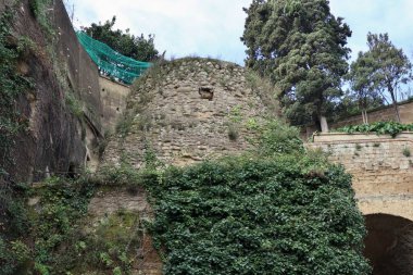 Napoli, Campania, İtalya - 25 Şubat 2022: Via Salita della Grotta 'daki Vergiliano Park' ta Virgil 'in Mezarı