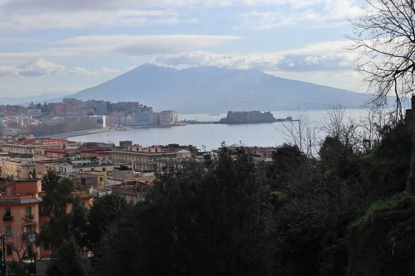 Napoli, Campania, İtalya - 25 Şubat 2022 Via Salita della Grotta 'daki Vergiliano Parkı' ndan Vesuvius 'a panoramik bir bakış