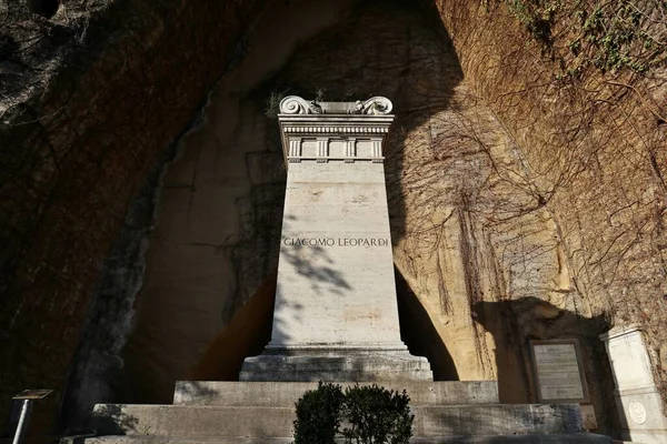ナポリ カンパニア州 イタリア 2022年2月25日 サリータ デッラ グロッタ経由でPiedigrottaのヴェルジアーノ公園でGiacomo Leopardiの墓 — ストック写真
