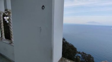 Anacapri, Campania, İtalya - 12 Mart 2022: Şu anda ev müzesi olarak kullanılan İsveçli hekim Axel Munthe tarafından San Michele 'e adanmış 10. yüzyıldan kalma bir şapelin kalıntıları üzerine Villa San Michele' den genel bakış