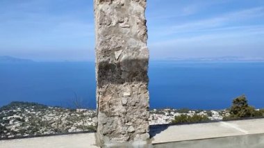 Anacapri, Campania, İtalya - 12 Mart 2022: Monte Solaro gözcüsünün terasından genel bakış