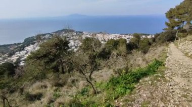 Anacapri, Campania, İtalya - 12 Mart 2022: Santa Maria di Cetrella Hermitage 'a doğru tırmanan Via Monte Solaro yolundan genel bakış
