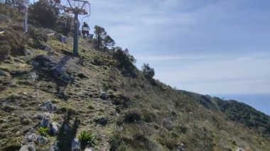 Anacapri, Campania, İtalya - 12 Mart 2022: Monte Solaro 'nun tepesine tırmanan asansörden genel bakış