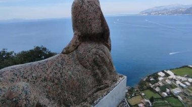 Anacapri, Campania, İtalya - 12 Mart 2022: Şu anda ev müzesi olarak kullanılan İsveçli hekim Axel Munthe tarafından San Michele 'e adanmış 10. yüzyıldan kalma bir şapelin kalıntıları üzerine Villa San Michele' den genel bakış