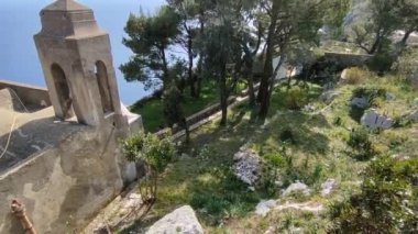 Anacapri, Campania, İtalya - 12 Mart 2022: Monte Solaro 'daki Santa Maria di Cetrella Hermitage' dan Genel Bakış