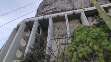 Anacapri, Campania, İtalya - 12 Mart 2022: Solaro Dağı ve Scala Fenicia 'dan Via Provinciale Anacapri viyadükü