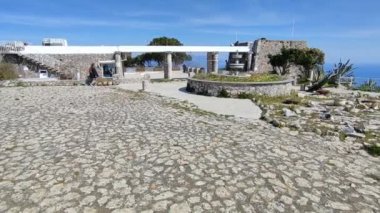 Anacapri, Campania, İtalya - 12 Mart 2022: Monte Solaro gözcüsünün terasından genel bakış