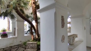 Anacapri, Campania, İtalya - 12 Mart 2022: Şu anda bir ev müzesi olarak kullanılan İsveçli hekim Axel Munthe tarafından 20. yüzyılın başlarında San Michele 'ye adanmış 10. yüzyıldan kalma bir kilisenin kalıntıları üzerine inşa edilen Villa San Michele' nin Genel Görünümü