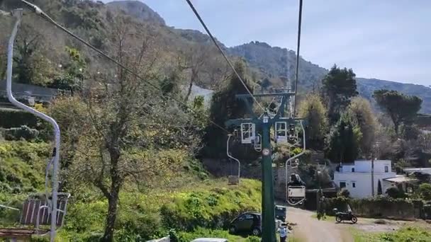 意大利坎帕尼亚 阿纳卡皮里 2022年3月12日 从椅子电梯爬到索拉罗山顶上的概览 — 图库视频影像