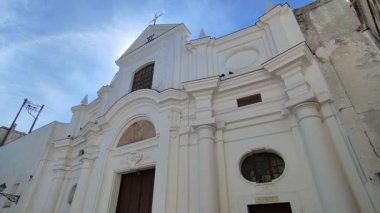 Anacapri, Campania, İtalya - 12 Mart 2022: Piazza San Nicola 'da San Michele Arcangelo 18. yüzyıl kilisesi