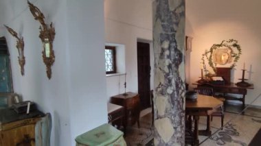 Anacapri, Campania, İtalya - 12 Mart 2022: Şu anda ev müzesi olarak kullanılan İsveçli doktor Axel Munthe tarafından, 20. yüzyılın başlarında San Michele 'ye adanmış bir 10. yüzyıl şapelinin kalıntıları üzerine inşa edilen Villa San Michele' nin iç görünümü