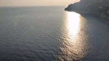 Capri, Campania, İtalya - 11 Mart 2022 Belvedere Tragara 'dan sahile genel bakış