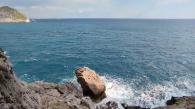 Sahip Lubrense, Campania, İtalya - 20 Mart 2022: Minerva Mağarası 'ndaki Punta Campanella uçurumuna bakış