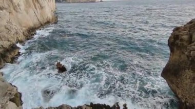 Sahip Lubrense, Campania, İtalya - 20 Mart 2022: Minerva Mağarası 'ndaki Punta Campanella uçurumuna bakış